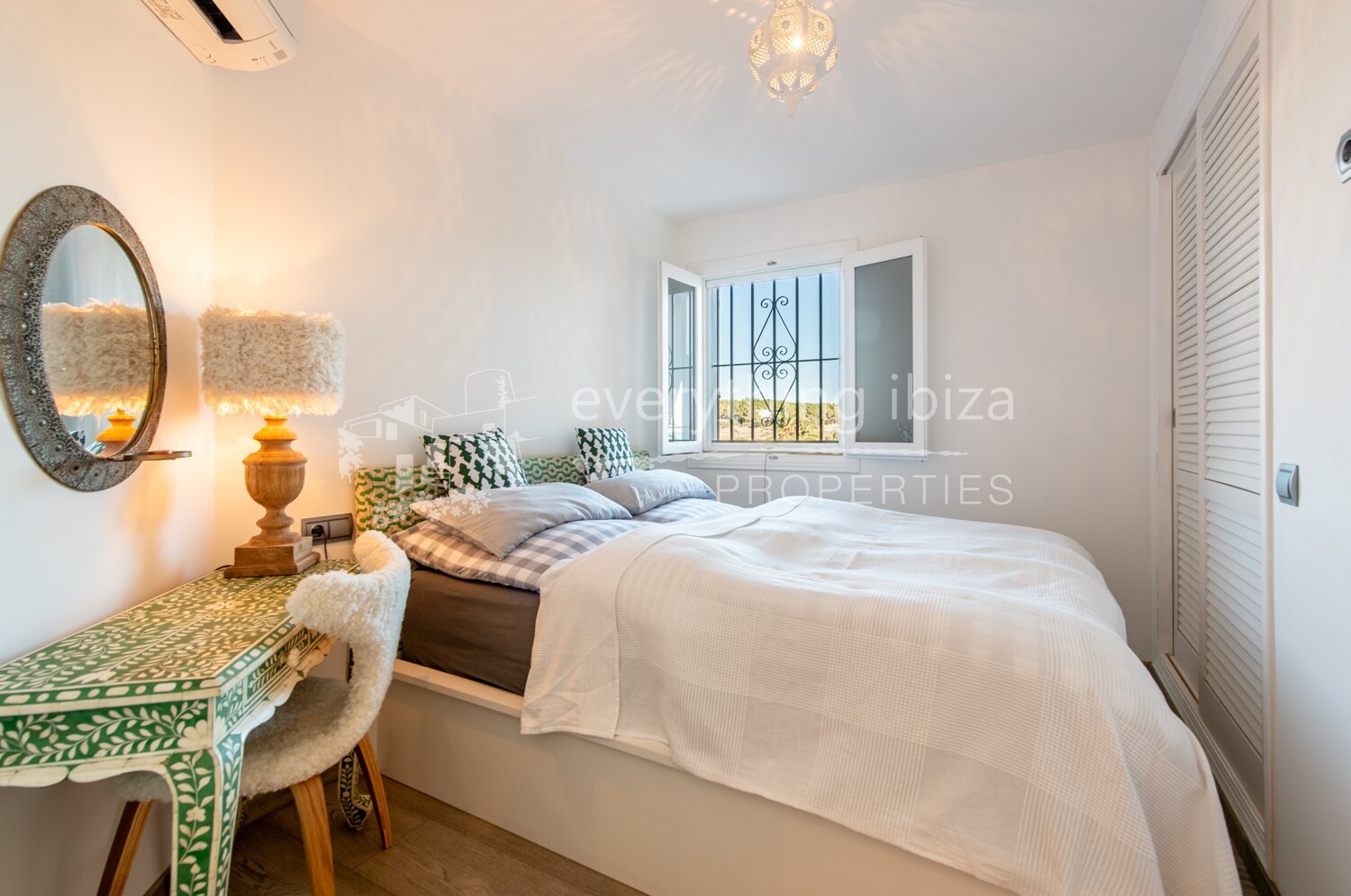 Luxuriously Renovated Penthouse with Private Rooftop, Just Steps from the Beach, ref. 1750, for sale in Ibiza by everything ibiza Properties